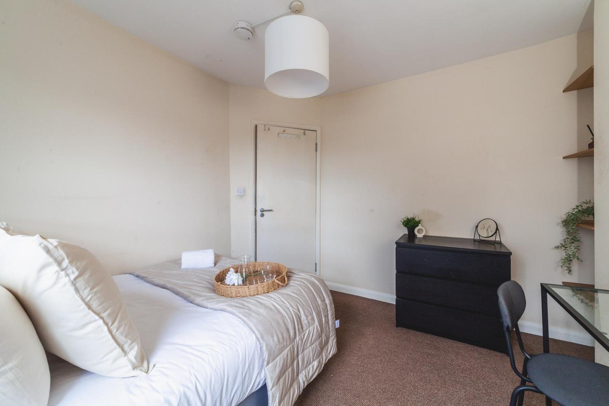 1 Double Available In Lovely Acton Duplex - 5 Minutes From Elizabeth Line & Close To Heathrow London